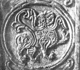 На этом камне интересное не лев, а граффити под львиной грудью -               подпись неизвестного камнесечца